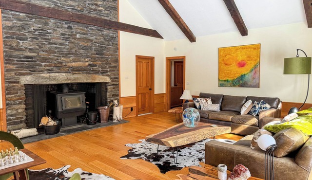 NEW - Designer Home - Mins to Lebanon/Hanover - Chef's Kitchen - Sauna -Sleeps 8