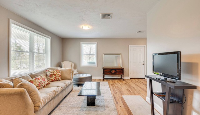 New Hampshire Abode w/Mountain Views, Near Skiing