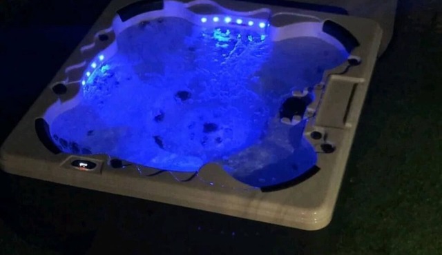 NEW HEATED POOL & HOT TUB 13 BEDS 3 BATHS 3 MIN DOWNTOWN PROVIDENCE