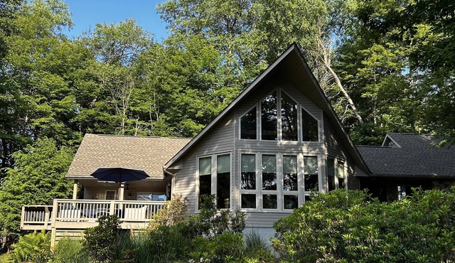 New home! Walking distance to lake & great views!