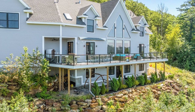 New Luxurious Mountain Paradise. Best Views! Hot Tub, AC, Waterville Estates