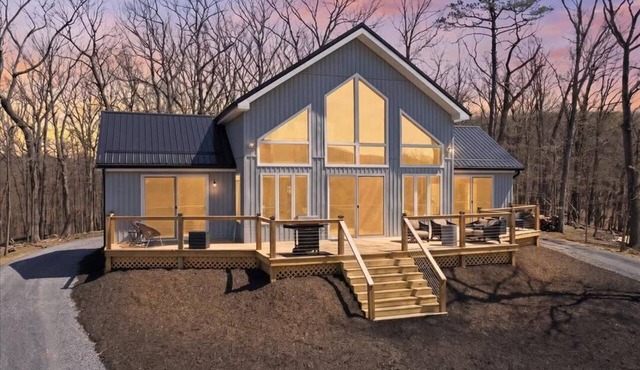 New Luxury Cabin, 2 Master Bedroom-1 ADA Compliant