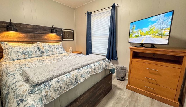NEW - Mins to Nashua NH and Lowell MA - Queen Size Beds - W/D - Pet Friendly