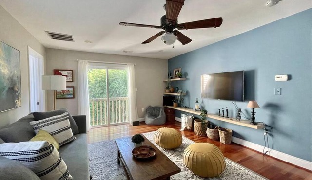 New, Modern, 3 bed/3 bath Apt, 10 miles to DC!