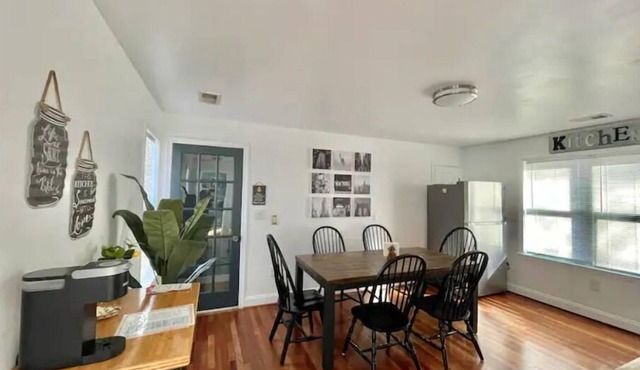 New, Modern, 3 bed/3 bath Apt