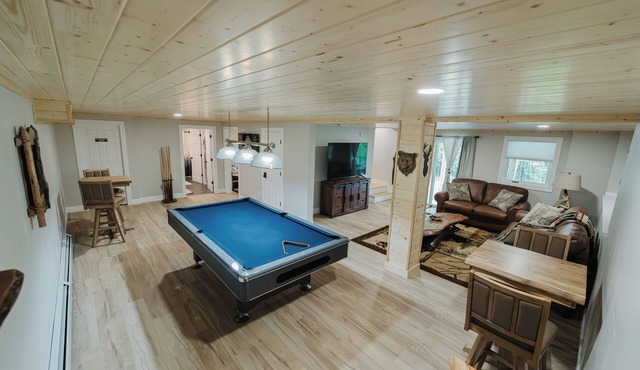 NEW! Modern Getaway - Hot Tub/Fire Pit/Pool table