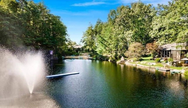 NEW ~Quarry Lakefront~unique hideaway