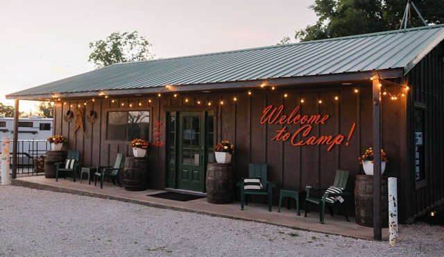 New Renovated Camp House 2BR with Marina and Park Amenities Sleeps 6 comfortably