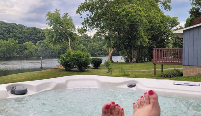 New River 3BR - Fishing, Kayaking, Hot tub, VT Game Weekends
