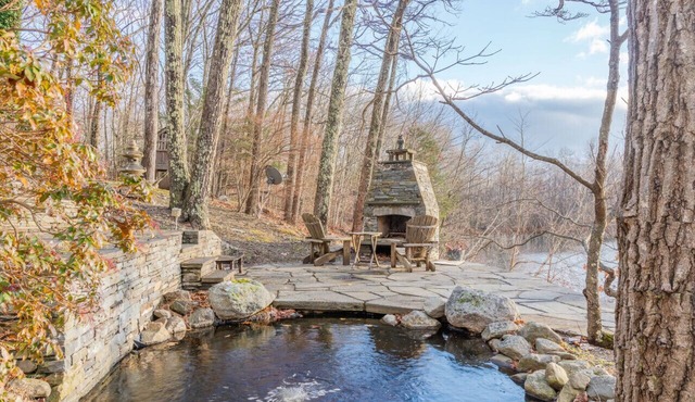 NEW: Stunning Designer Lakefront Estate w/Hot Tub