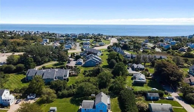 NEW! Updated rare 9 bedroom, sleeps 18-20 & short walk to Roger Wheeler Beach!