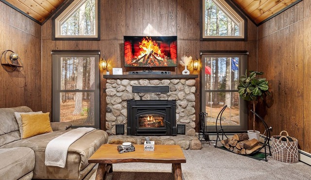 NEW! Woodland Retreat - Hot tub/Game Room/Firepit