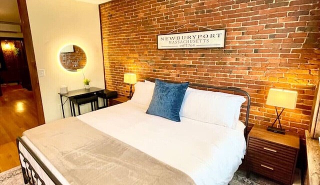Newburyport Flat Downtown Living King Bed