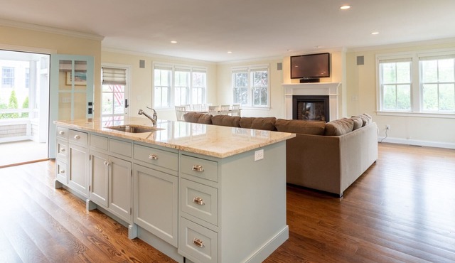 Newly constructed (9 years) beach home only steps from Jenness Beach
