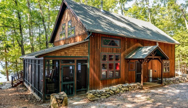Newly constructed home sleeping 4 located on Fish Cove Lake Winnipesaukee