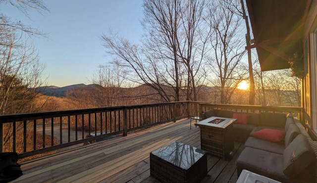 Newly Renovated Charming 2-bedroom Hillside Chalet Apartment