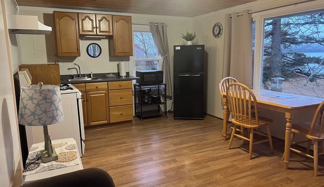 Newly renovated Chickadee cabin on Harrington River, sleeps 4. Pet friendly