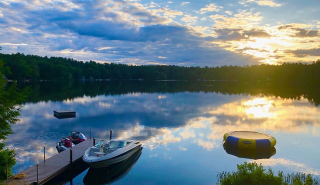 Newly Renovated Lake Front 4 Bedroom Private Family Retreat on Winni!