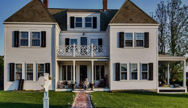Newport - Exclusive Renfrew Park Beach House Waterview Apartment, Central A/C