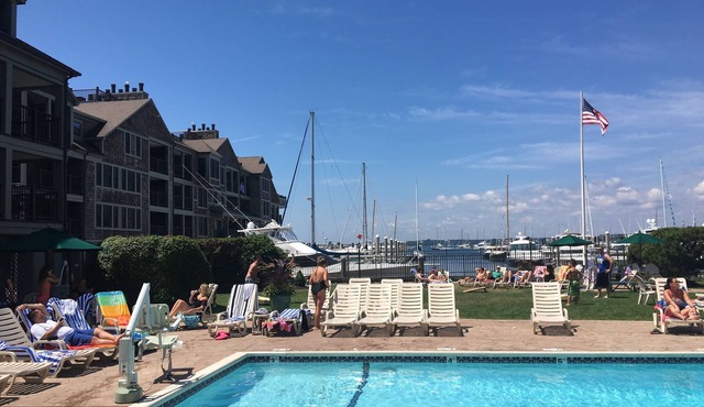 Newport Onshore - Thames St waterfront! Central location to harbor attractions.