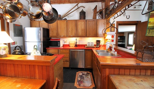 Nine Bedroom, pet friendly Located between Okemo and Killington with a hot tub Chestnut Farm