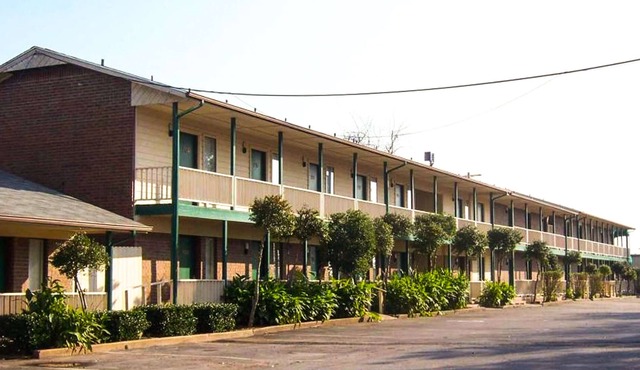 Oak Hill Inn & Suites