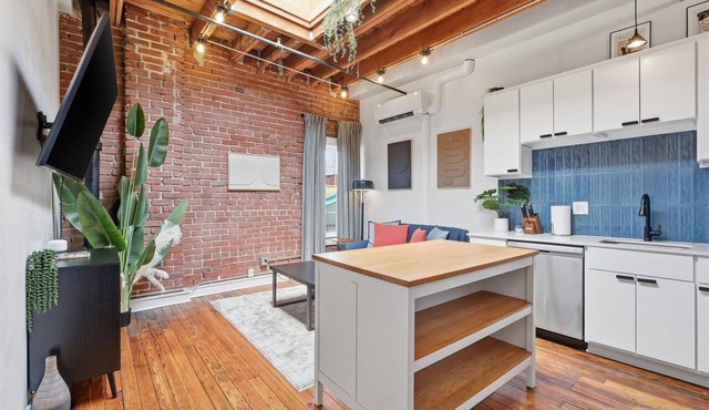 Oak St. #3 Modern 1BR Loft | Steps to T-Mobile + Power & Light | Free Parking
