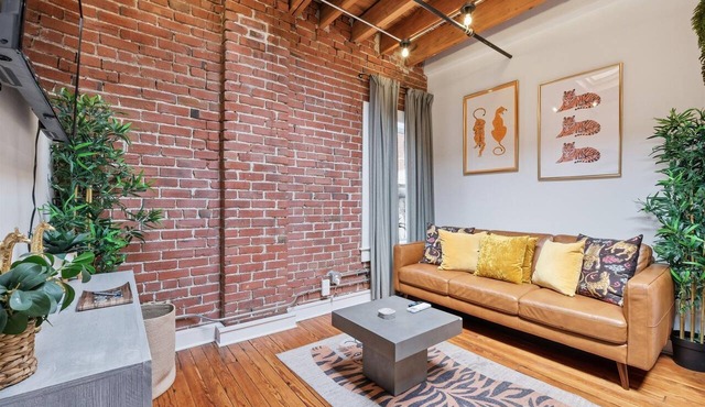 Oak St. Loft #5 Downtown 1BR | Crossroads Arts District | Free Parking Spot