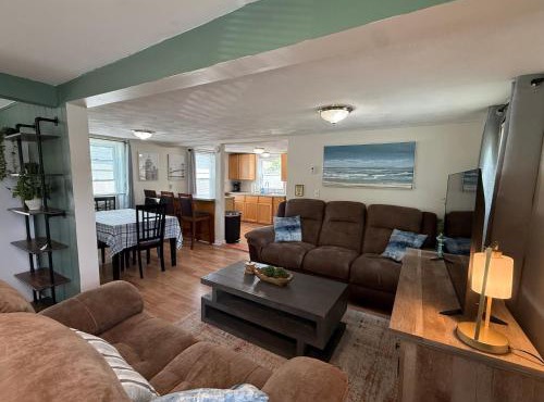 Oakland Beach Cottage - Sleeps up to 4