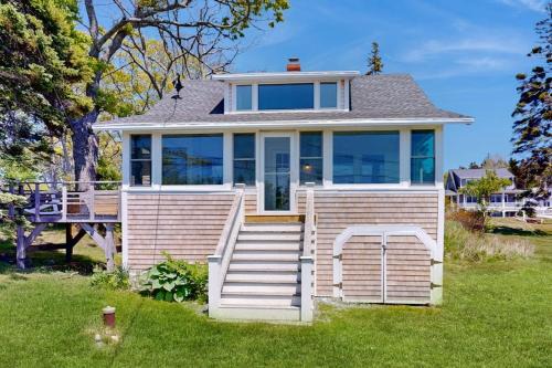 Ocean Point Colony Home w/Sunroom & Sweeping Ocean Views, Dog-friendly