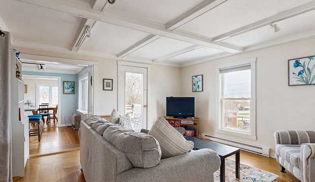 Ocean-view penthouse with deck, gas grill, washer/dryer, full kitchen, & WiFi
