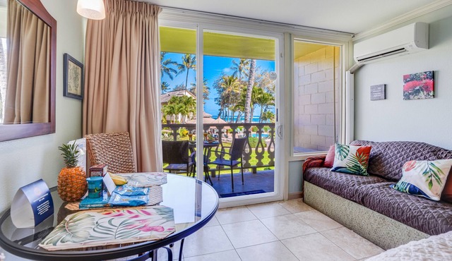 Oceanfront studio w/ ocean view, & access to pool & hot tub - walk to the beach in Kapaa