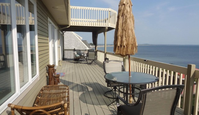 Oceanfront Villa, A/C, Cable TV, Free WiFi, 2 Decks, Outdoor Grill, Pet-Friendly