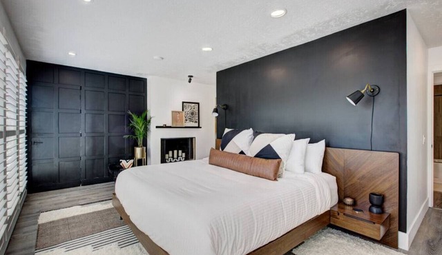 Off-Broadway Boho Modern 3BR King Suite Huge Yard + Treehouse Near River & Downtown