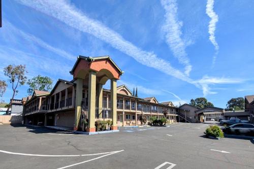 Olive Tree Inn & Suites, a Howard Johnson by Wyndham