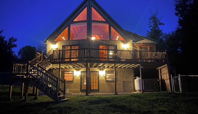 On The Fly Inn, Full lake house with amazing private beach!