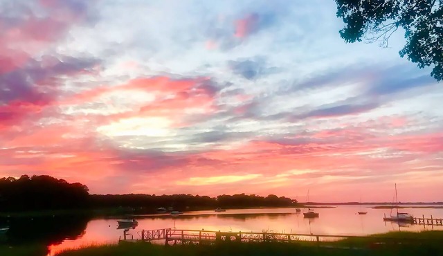 One Bedroom Hamptons Waterfront Cottage