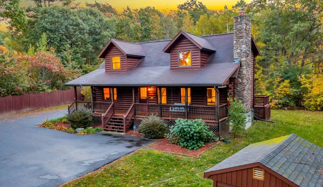 Our pondside cabin - a charming retreat with modern amenities near Wachusett Mtn