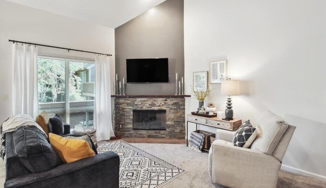 Overland Park Condo, Close to Lakes & Parks!