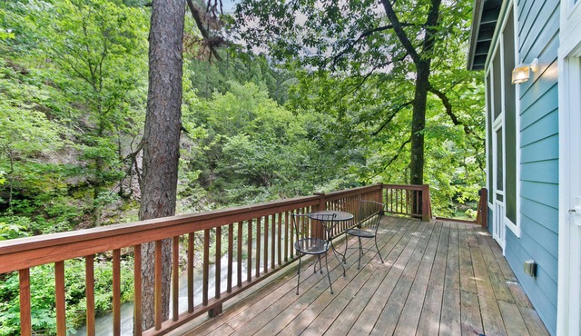 Pam's Treehouse Cabin #2-Your wonderful treehouse getaway.right on a creek!