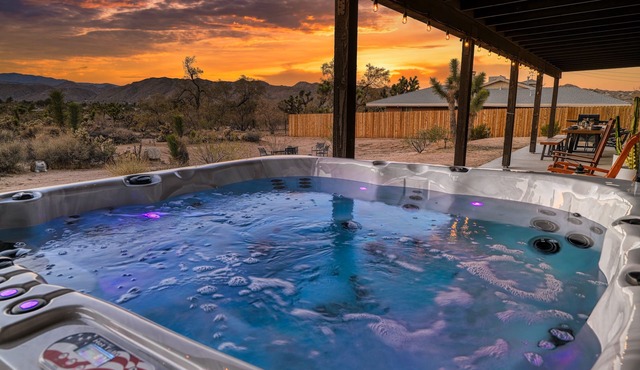 Panoramic Views & Hot Tub! Joshua Tree Sunset Vista