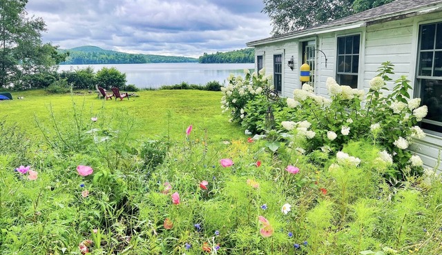 Paradise On Hobbs Pond ! Cottage on lake front! Only 8 minutes to Camden !