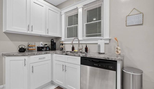 Parkfront Home, Private Yard With String Lights, Workspace & Coffee Station