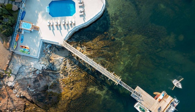 Partial Oceanview Lodge | 2 Queens + Porch