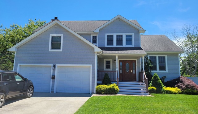 Peaceful and bright 4 bedroom getaway house-5 min from the beach!