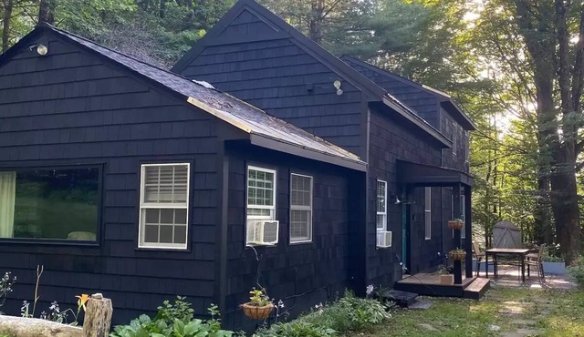 Peaceful Cabin in the Woods and near the mountains