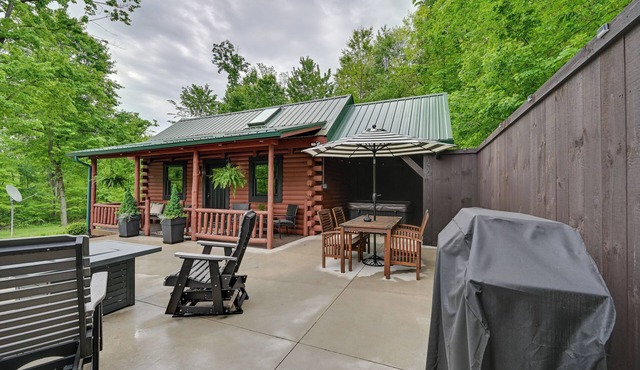 Peaceful Cabin w/Hot Tub in Dundee: Dogs Welcome