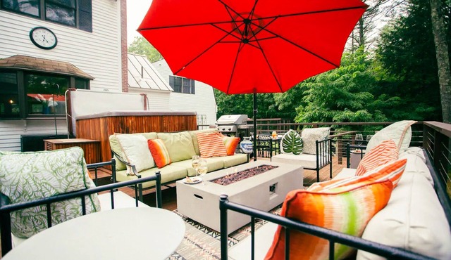 Peaceful Family Friendly Riverside Retreat w/Gym, Hot Tub, Dock and Sunroom
