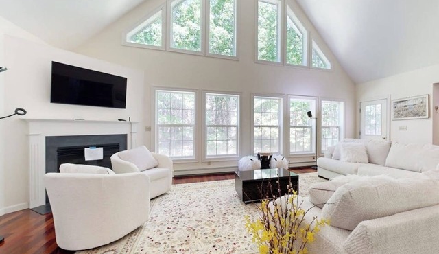 Peaceful home with forest views & great yard - minutes to town