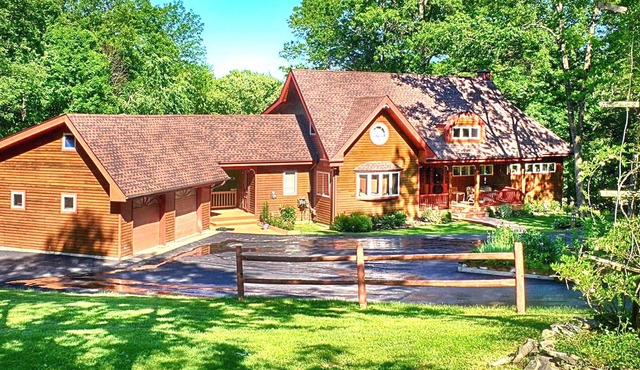 Peaceful Hudson Valley Renovated Home and Barn -Steps from River!